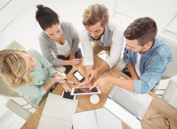 Cette formation « cohésion d’équipe » est conçue pour aider les équipes à travailler vers un objectif commun, en alignant leurs efforts pour atteindre une vision partagée. Les participants apprendront à mieux se connaître, à renforcer leur esprit d’équipe, et à construire des bases solides pour une collaboration efficace. En explorant les compétences de chacun et en dynamisant la cohésion, cette formation offre aux équipes des outils pratiques pour devenir plus autonomes et performantes.