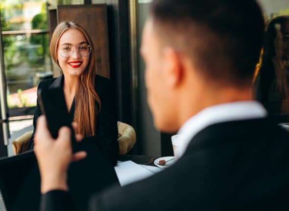 La formation “prise de parole en public” est conçue pour aider les participants à s'exprimer devant un groupe avec assurance et impact. Elle propose des techniques et exercices pour maîtriser les compétences oratoires, gérer son stress, et optimiser sa gestuelle. En trois jours, les participants acquièrent les bases pour capter et retenir l’attention de leur auditoire tout en mettant en valeur leur message