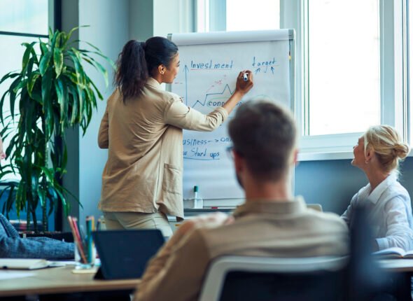 La formation Économique pour les Membres du CSE offre aux représentants du personnel en entreprise une compréhension approfondie des enjeux économiques, financiers, et juridiques liés à leurs fonctions. Cette formation de cinq jours permet aux membres du Comité Social et Économique (CSE) d’appréhender toutes les dimensions de leur mission économique et de mieux contribuer aux processus de consultation et de gestion de l'entreprise.