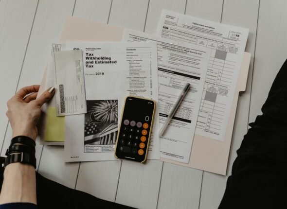 Calculatrice et documents financiers utilisés pour calculer le budget AEP d'un CSE