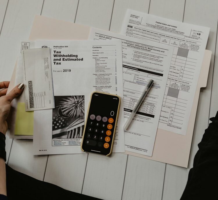 Calculatrice et documents financiers utilisés pour calculer le budget AEP d'un CSE