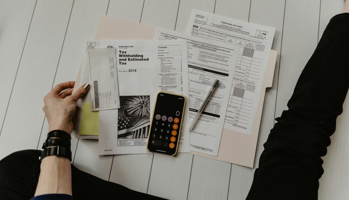 Calculatrice et documents financiers utilisés pour calculer le budget AEP d'un CSE
